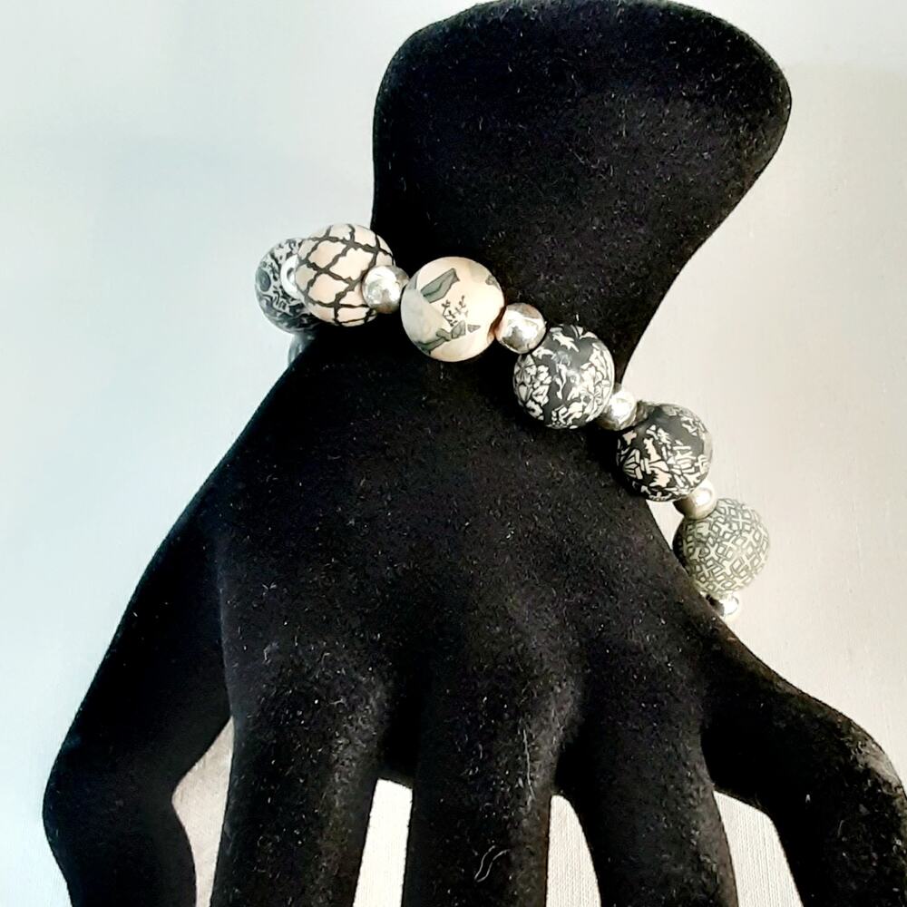 💎Decorative Black Beige Bead Stretch Bracelet Tiny Silver Tone Spacer Beads
